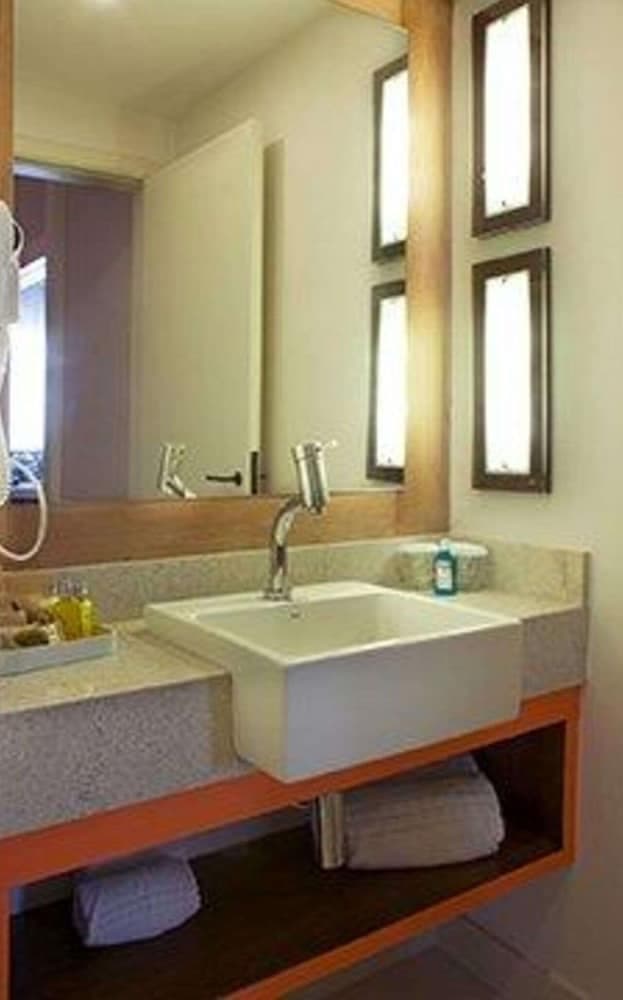 Quality Suites Alphaville, Bathroom