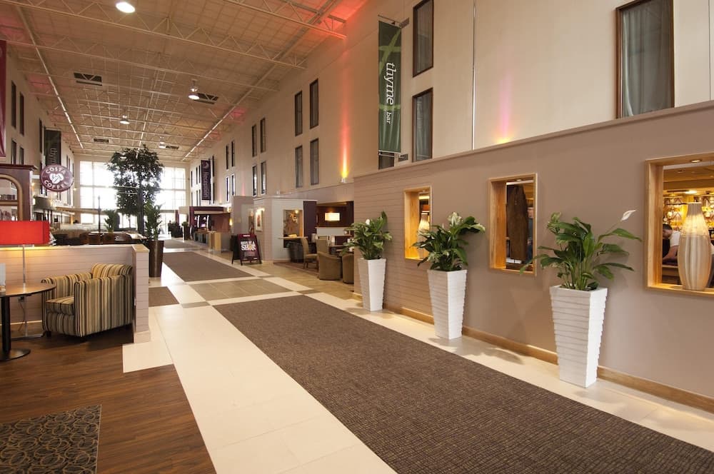 Premier Inn London Heathrow Airport T2 & T3 - Bath Road, Lobby
