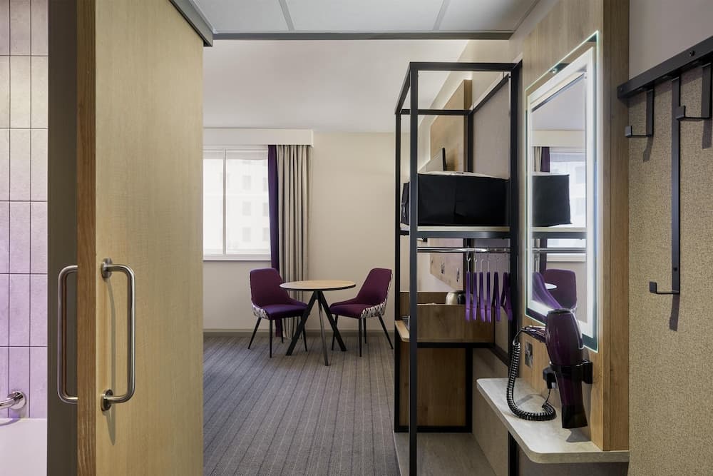 Premier Inn London Heathrow Airport T2 & T3 - Bath Road, Room amenity