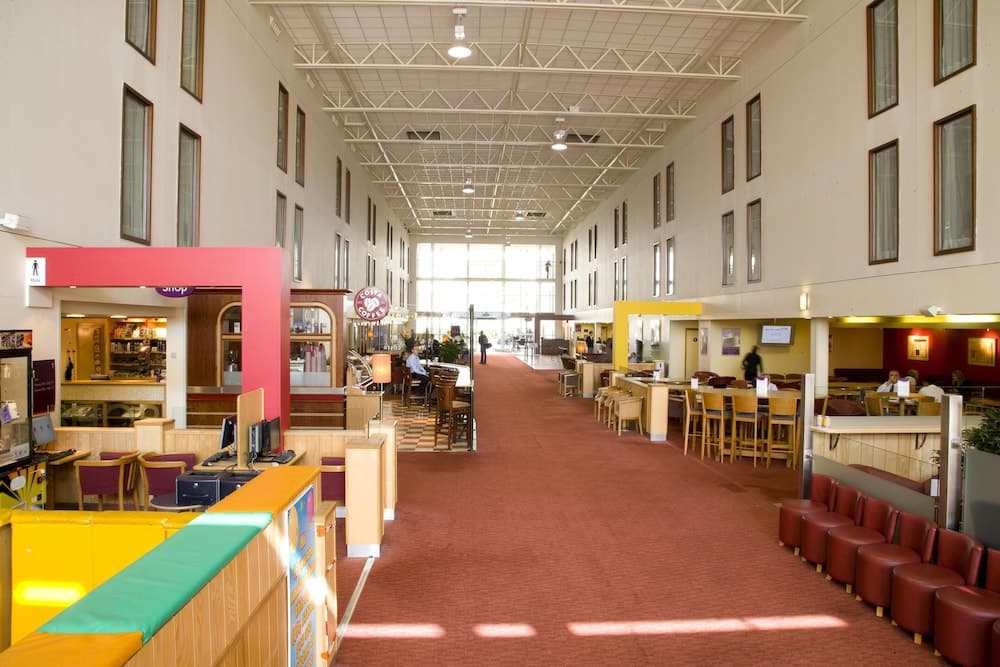 Premier Inn London Heathrow Airport T2 & T3 - Bath Road, Lobby