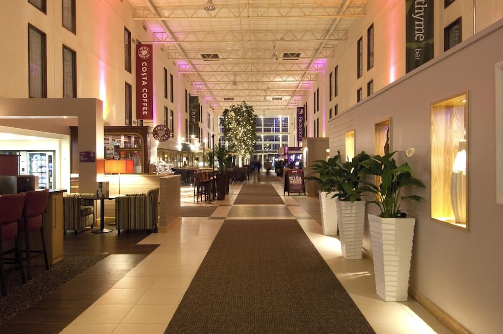 Premier Inn London Heathrow Airport T2 & T3 - Bath Road, Lobby