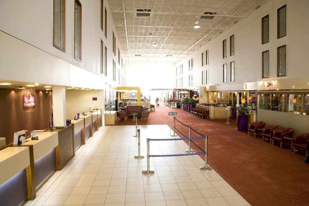Premier Inn London Heathrow Airport T2 & T3 - Bath Road, Lobby