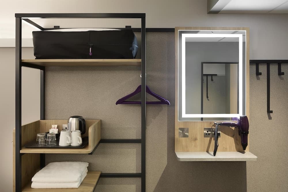 Premier Inn London Heathrow Airport T2 & T3 - Bath Road, Room amenity