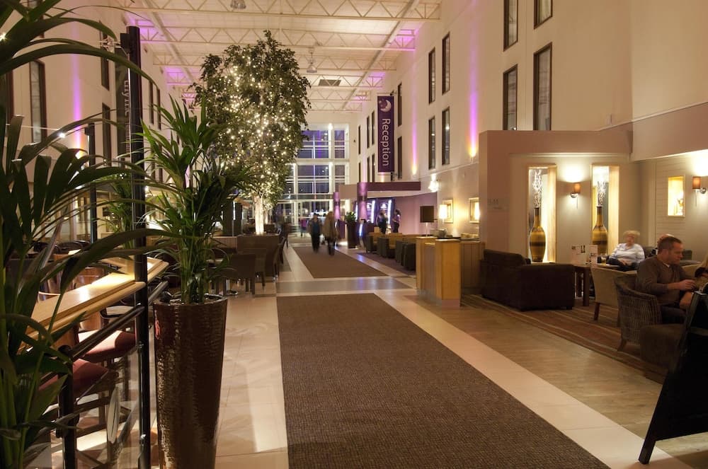 Premier Inn London Heathrow Airport T2 & T3 - Bath Road, Lobby