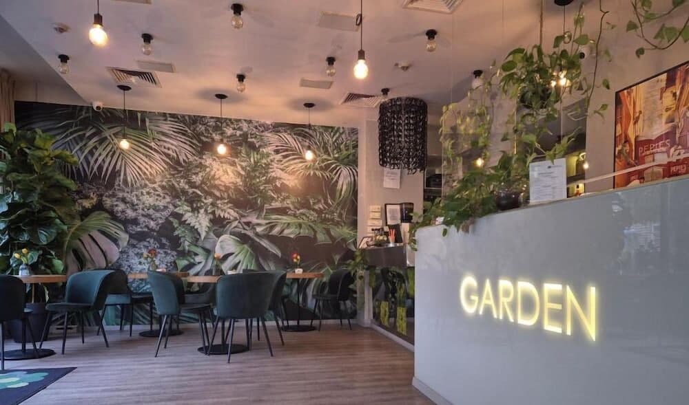 Hotel Garden, Primary image