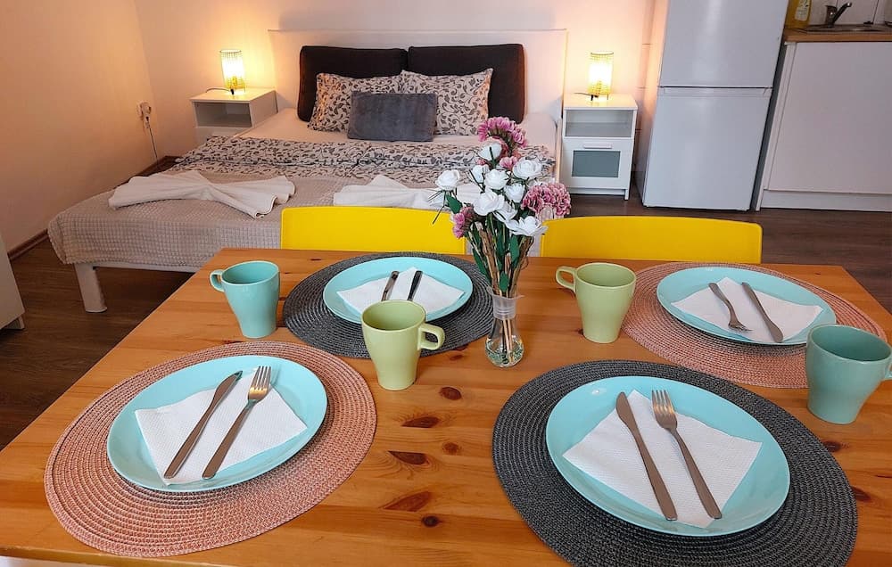 GoodMo Budapest Smart Rooms, Dining room