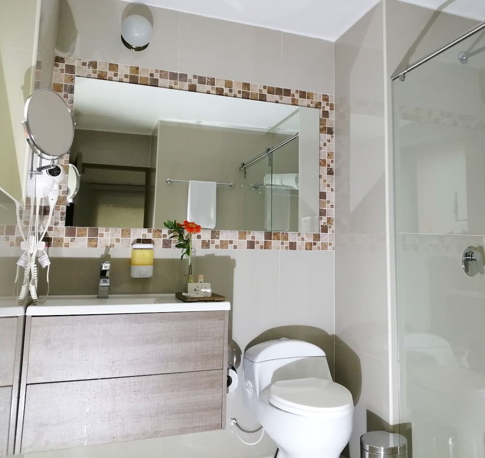 Richmond Suites Hotel, Bathroom