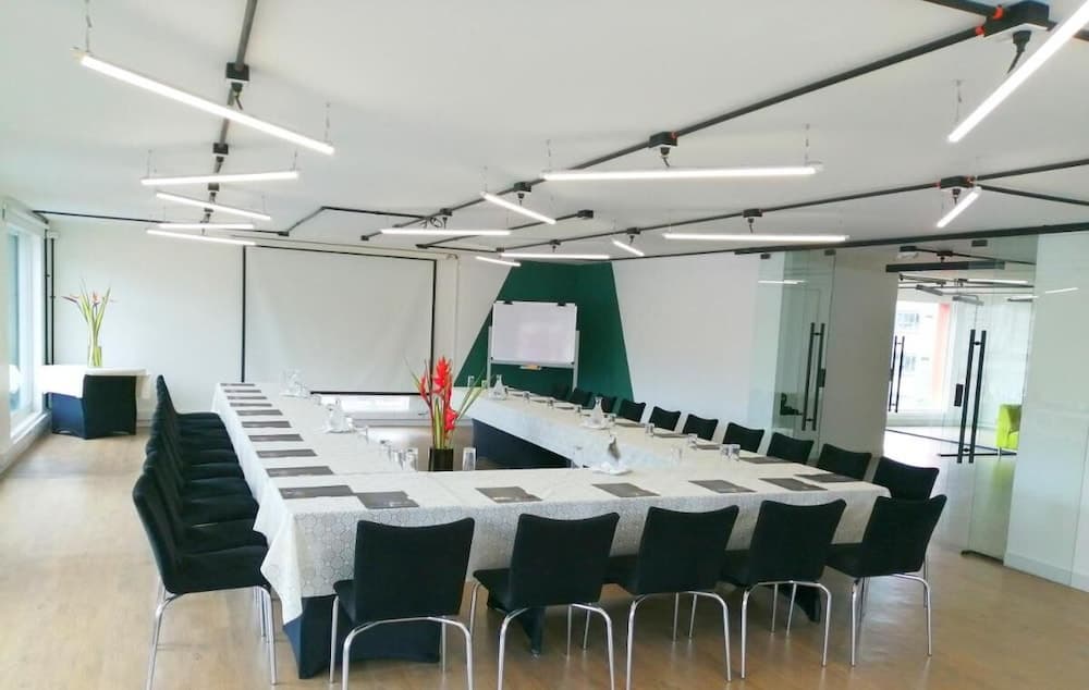 Richmond Suites Hotel, Business center