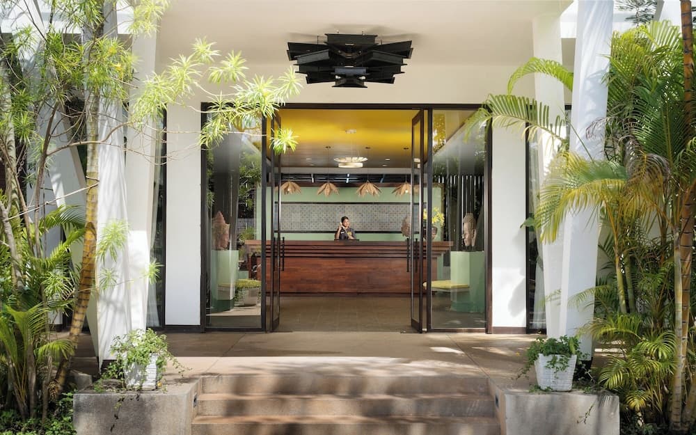 The Calm Oasis, Interior entrance