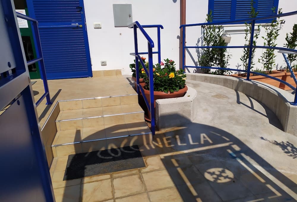 Coccinella, Property entrance