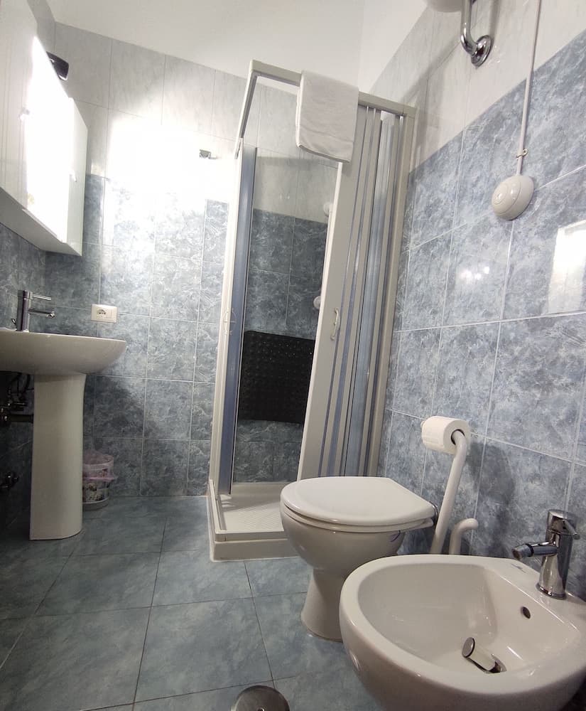 Coccinella, Bathroom