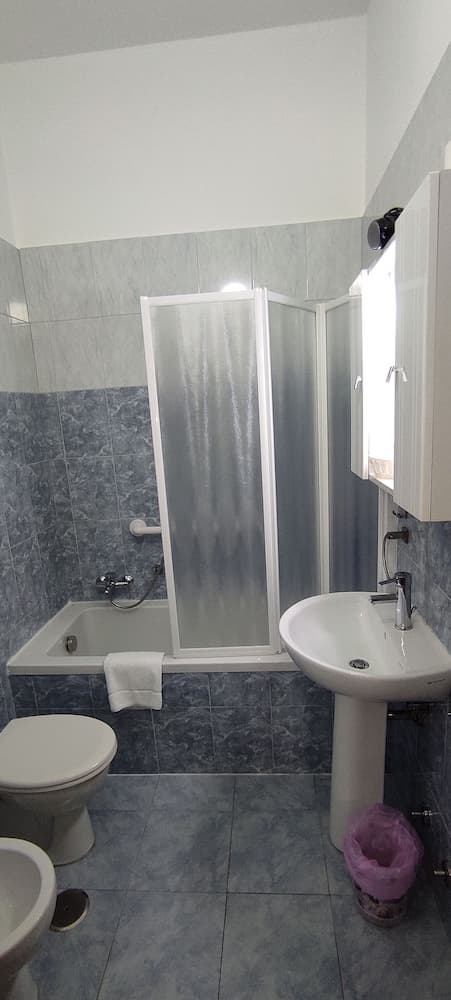 Coccinella, Bathroom