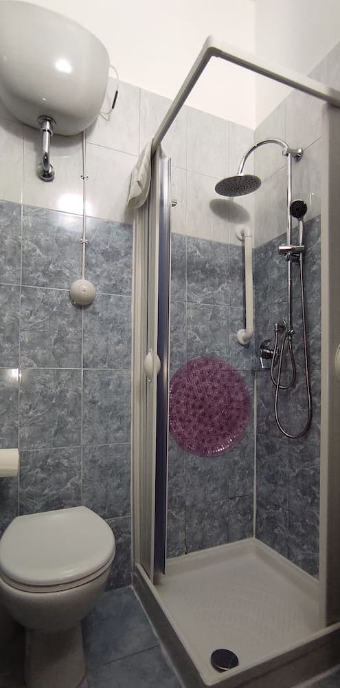 Coccinella, Bathroom