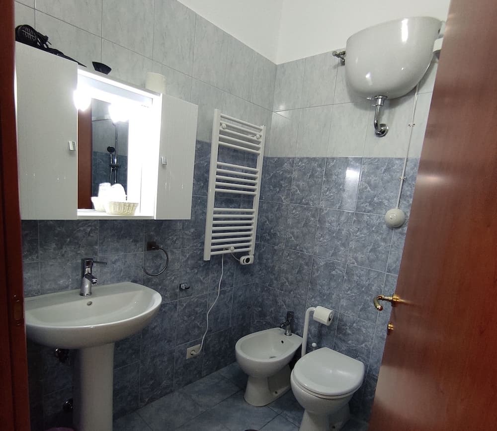 Coccinella, Bathroom