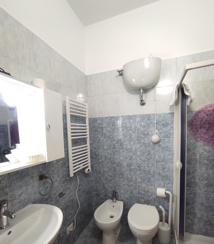 Coccinella, Bathroom