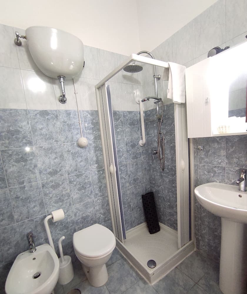 Coccinella, Bathroom