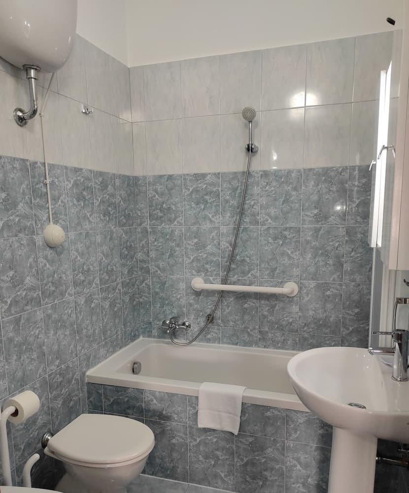 Coccinella, Bathroom