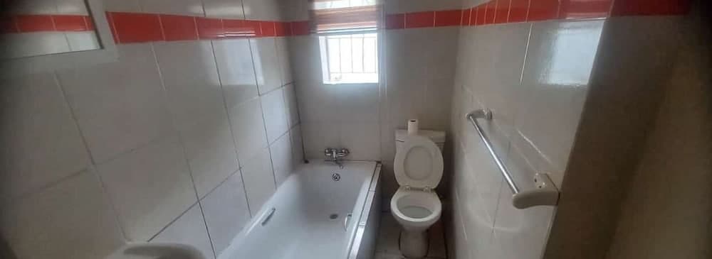 AT BLACK WOOD GUEST HOUSE, Bathroom