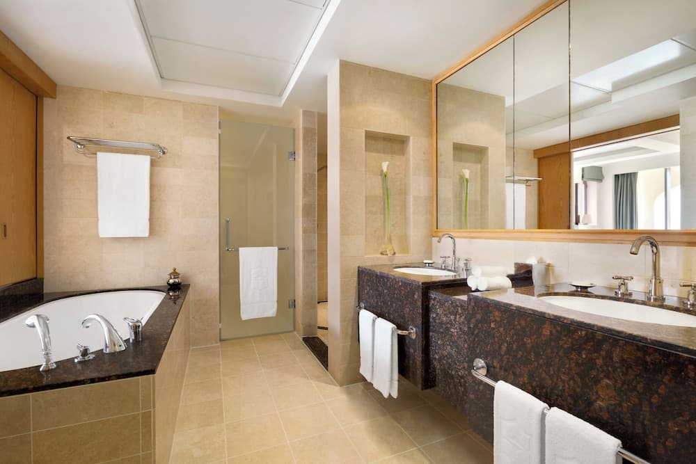 Hilton Muscat Al Bandar, Bathroom