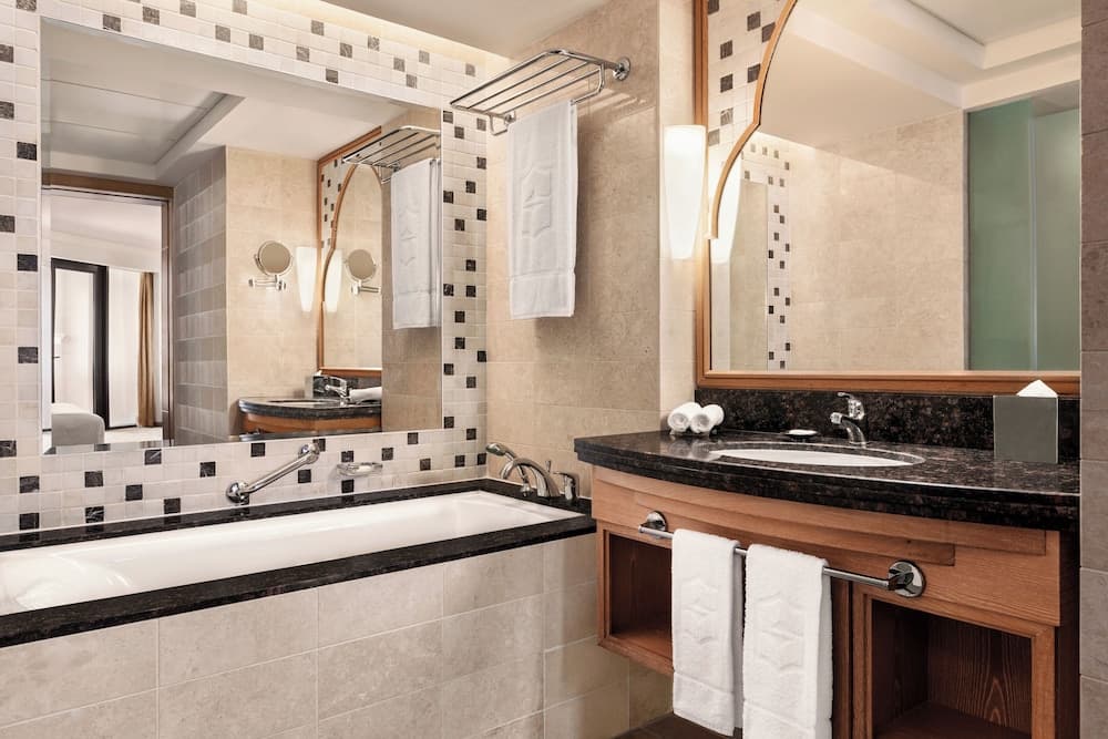 Hilton Muscat Al Bandar, Bathroom