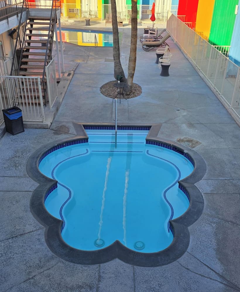 Delos Reyes Palm Springs, Outdoor spa tub