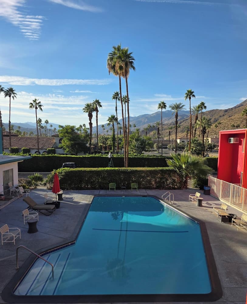 Delos Reyes Palm Springs, Outdoor pool