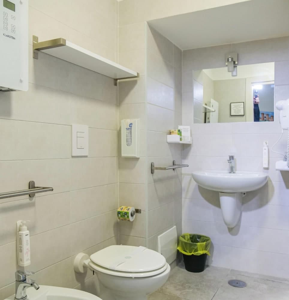 Hotiday Spaccanapoli Borbone, Bathroom