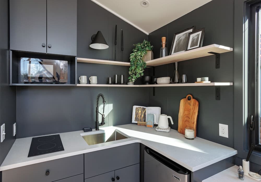 Outbound Stowe, Room