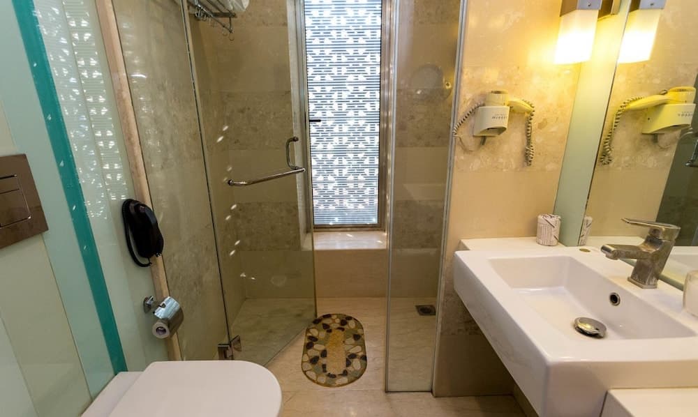 Residency Hotel Fort, Bathroom