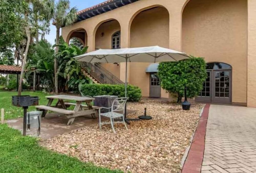 Port of the Islands Everglades Adventure Resort, Exterior