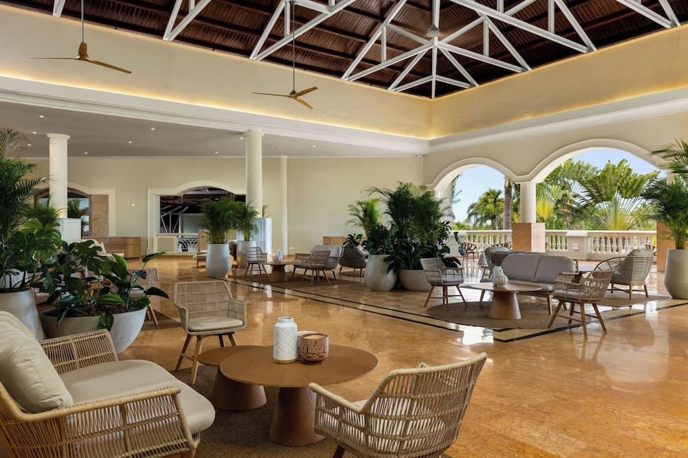 Wyndham Alltra Punta Cana All-Inclusive Resort, Lobby sitting area