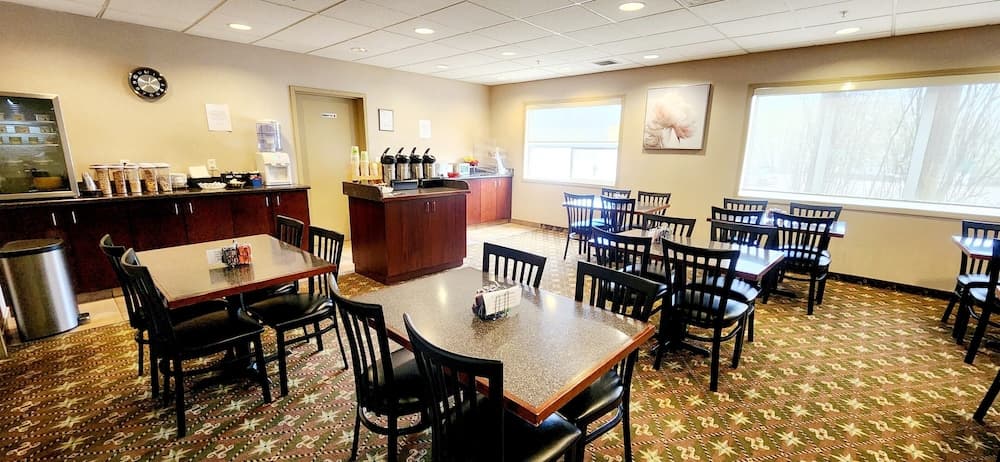 Park Hill Inn & Suites, Breakfast area