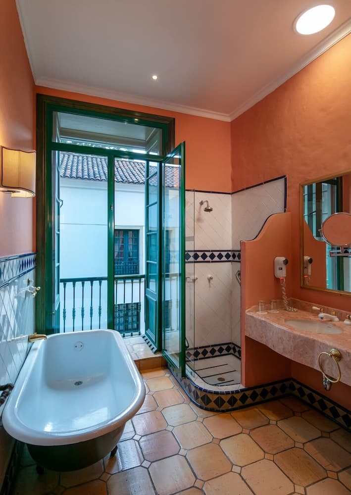 Hotel de la Opera, Bathroom