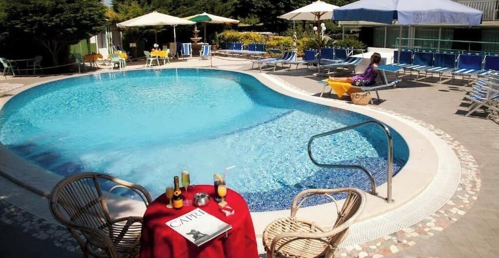 Hotel Carmencita, Front of property