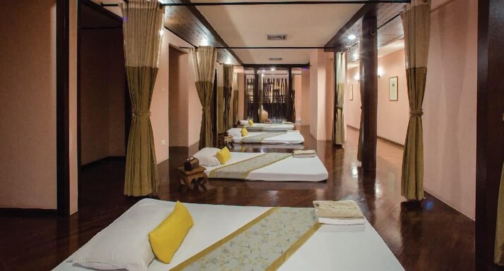 Topland Hotel & Convention Centre, Massage