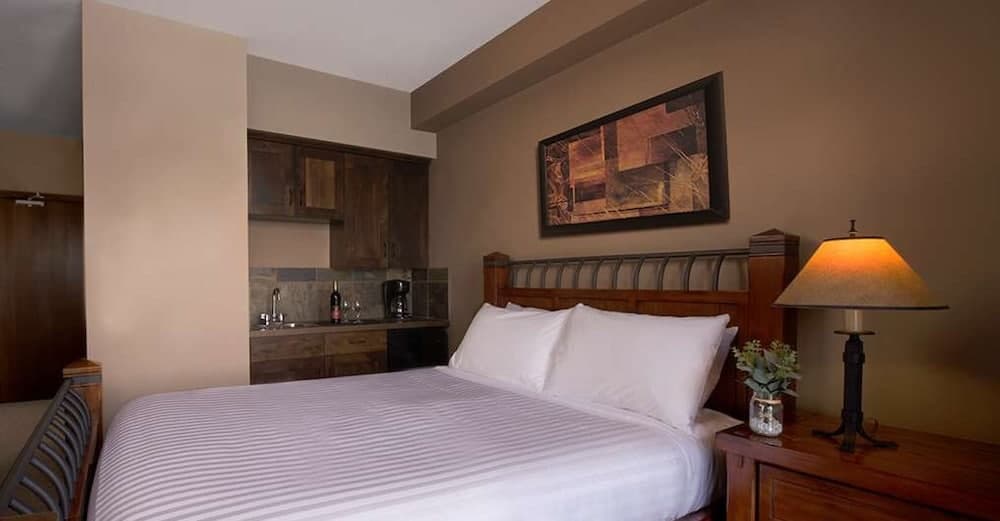 Glacier Mountaineer Lodge, Room