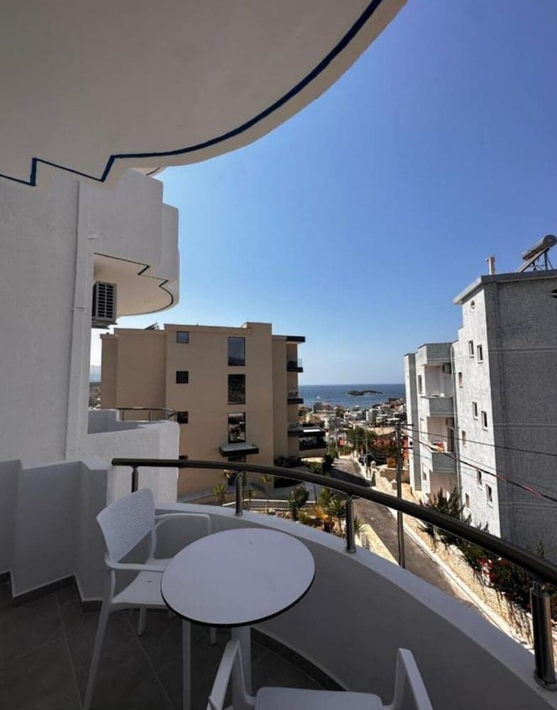 Hotel Belle Vue, Front of property