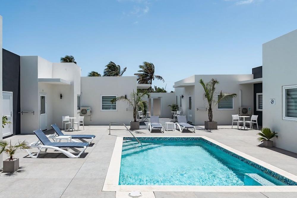 The Palm Leaf Apartments, Primary image