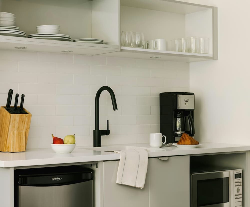 Sonder by Marriott Bonvoy Revival Apartments English Bay, Private kitchen