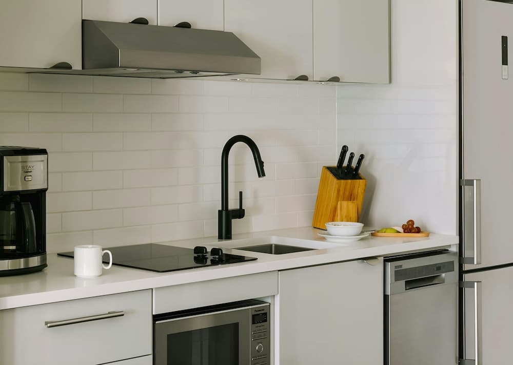 Sonder by Marriott Bonvoy Revival Apartments English Bay, Private kitchen