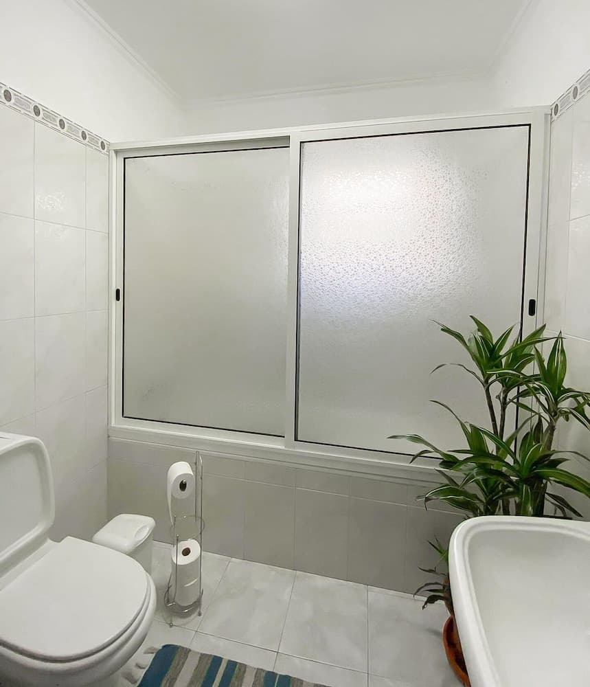 Gardens Guest House-hostel, Bathroom