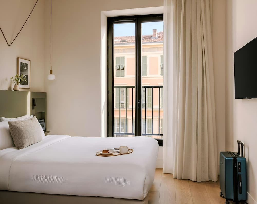 Ikonik Jean Medecin, Room