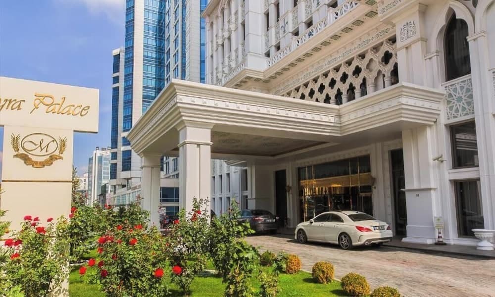 Meyra Palace, Exterior