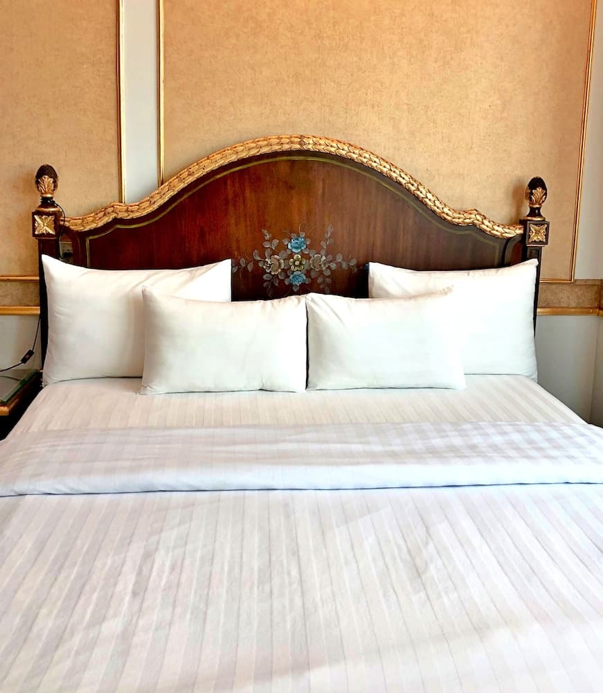 S79 Residences 345AB Apartment, Room