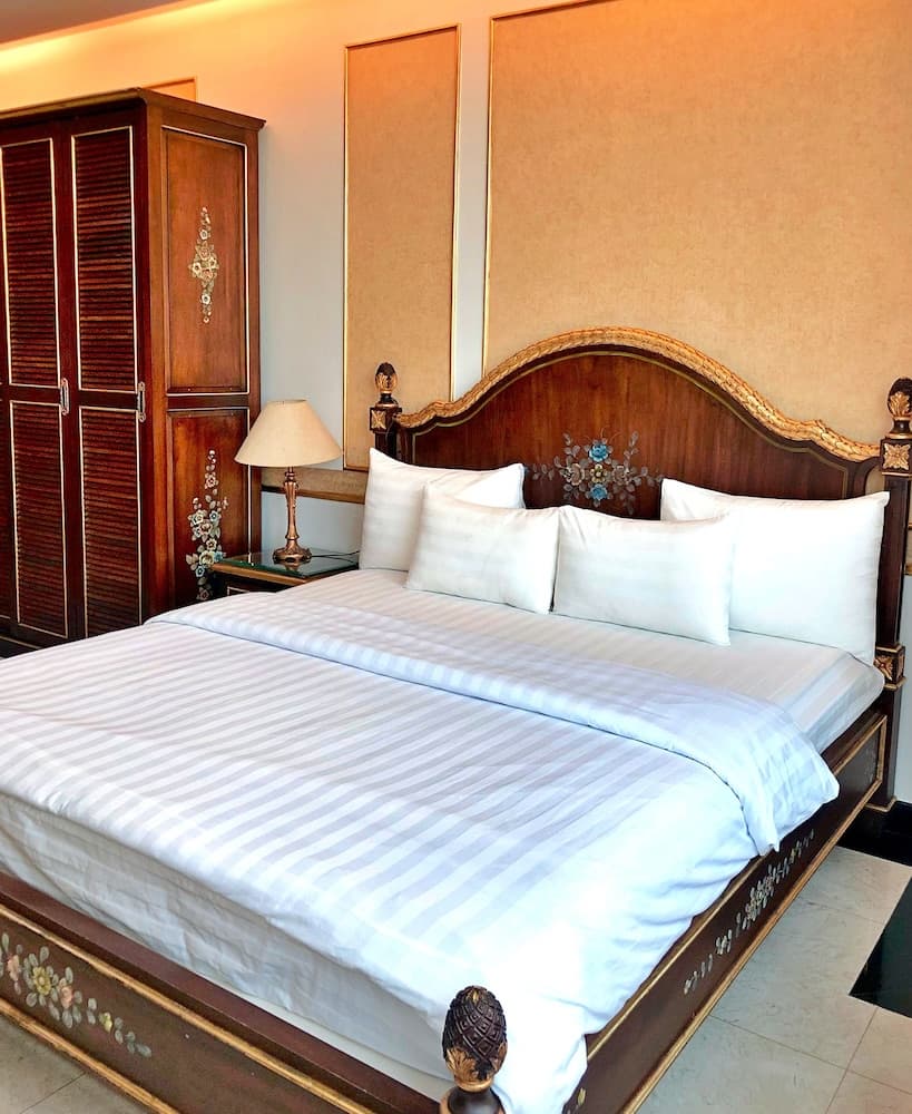 S79 Residences 345AB Apartment, Room