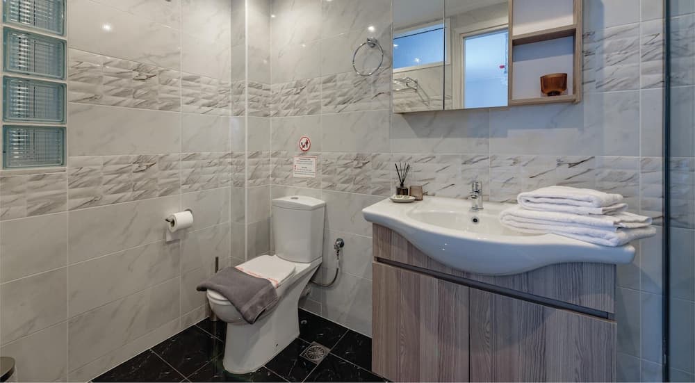 Zilean Apartment Airport by Airstay, Bathroom