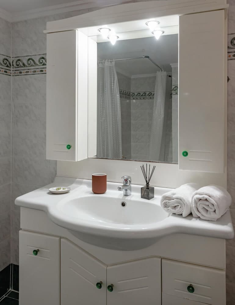 Zilean Apartment Airport by Airstay, Bathroom