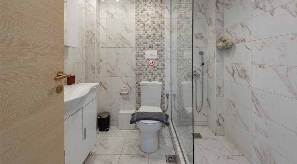 Zilean Apartment Airport by Airstay, Bathroom
