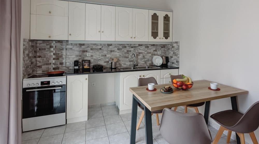 Zilean Apartment Airport by Airstay, Private kitchen