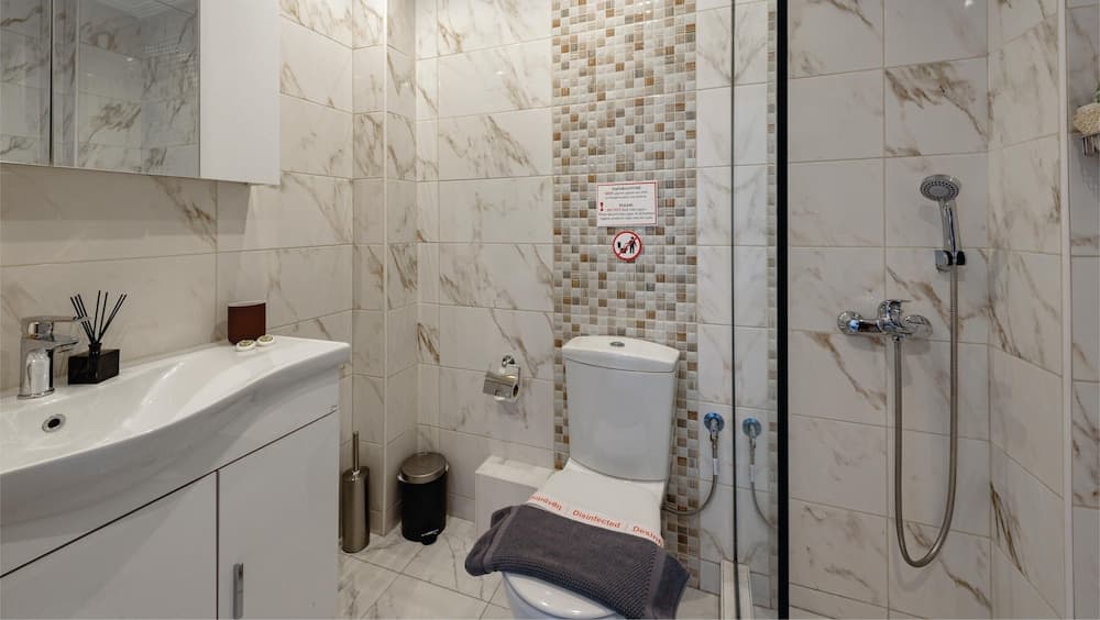 Zilean Apartment Airport by Airstay, Room